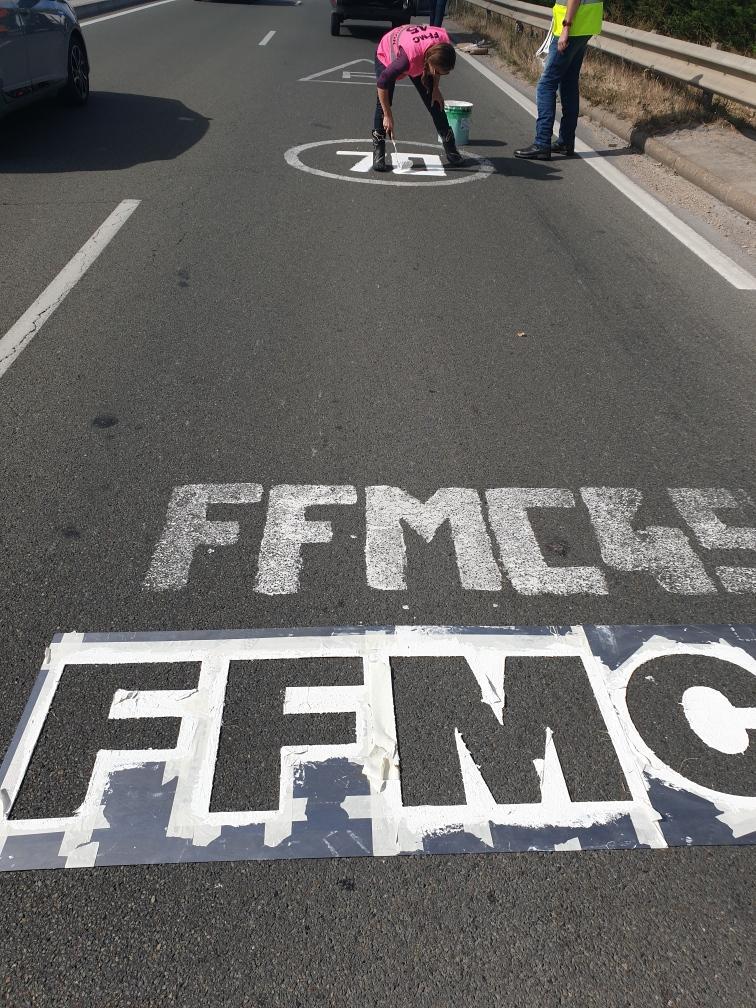 infoffmc45's tweet photo. Le dimanche 26 juillet a eu lieu une nouvelle opération marquage de radars, suite à la pose de nouveaux radars tourelle dans le Montargois. 
Restez prudent sur la route, durant l'été.
Plus Nombreux Plus FORTS !!
@Motomagcom,@ffmcnat
#FFMC45 #radars #pédagogique #loiret #montargis https://t.co/7EVGEEkcyx