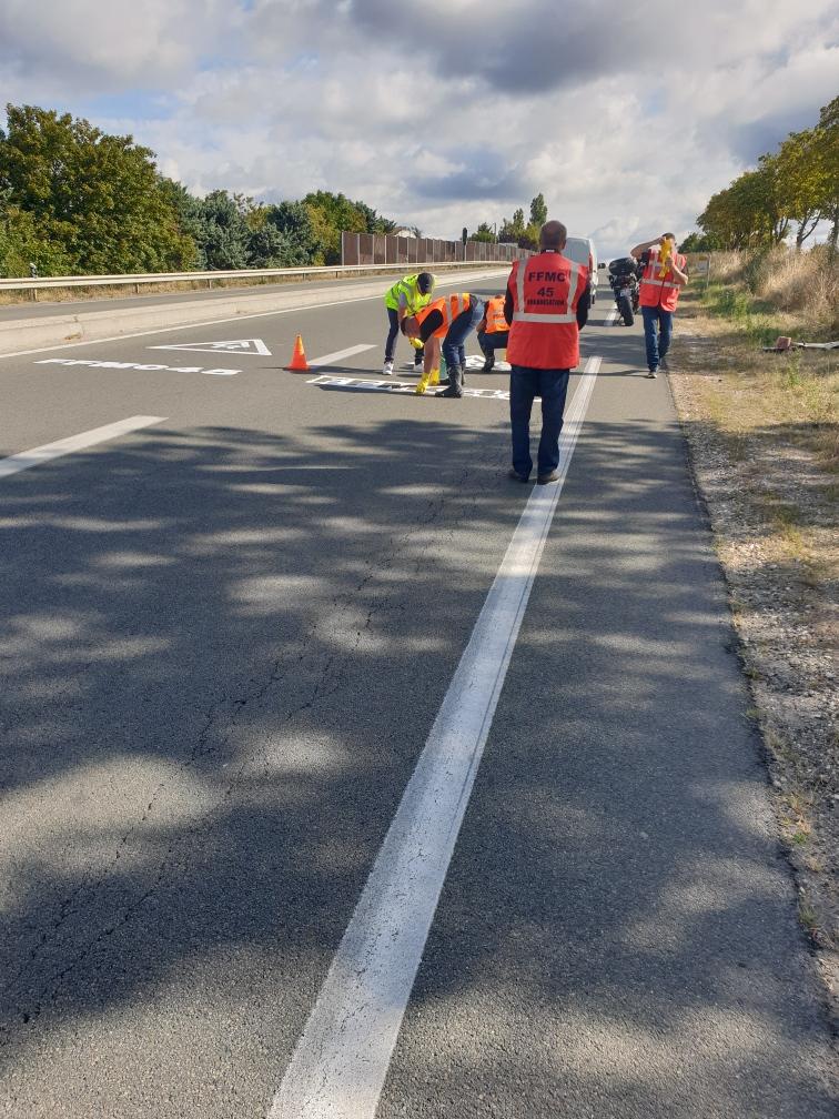 infoffmc45's tweet photo. Le dimanche 26 juillet a eu lieu une nouvelle opération marquage de radars, suite à la pose de nouveaux radars tourelle dans le Montargois. 
Restez prudent sur la route, durant l'été.
Plus Nombreux Plus FORTS !!
@Motomagcom,@ffmcnat
#FFMC45 #radars #pédagogique #loiret #montargis https://t.co/7EVGEEkcyx