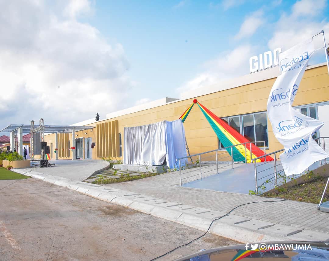 SaddickAdams's tweet photo. Let the world know that, Ghana has used 3 months (93) days to build an ultra modern 100-bed facility known as the Ghana Infectious Disease Centre. There were 536 men and women who worked day &amp; night to get this ready.

Funding was by private sector and individual donors..👏👏👏🇬🇭 https://t.co/ZylxC9LcPs