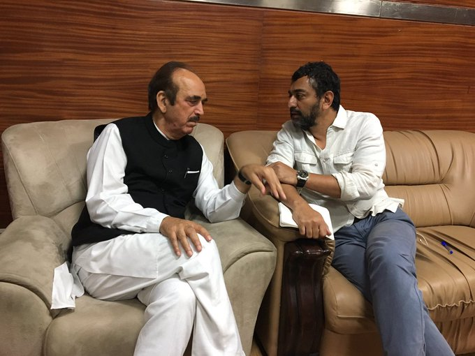 -Sreenivasan Jain, Editor of NDTV 24x7 is the son of Lakshmi Chand Jain who was a member of Congress and was awarded the Padma Vibhushan by the UPA government.Former senior associates include Barkha Dutt, Rajdeep Sardesai and Vikram Chandra.Lets get to Controversies