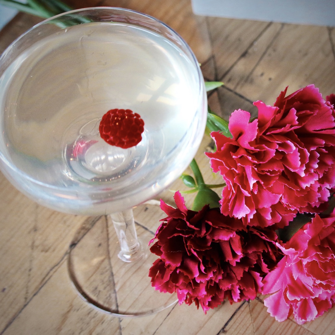 The Kelsey Rose 🌹 
.
Raspberry Vodka, Elderflower &amp; Fresh Lemon Juice.
.
Not too complicated, easy to enjoy &amp; even better during happy hour, a bit like us really.
.
Happy ‘Hour’ is back / 5-7 / Wednesday - Friday
.
#kelseyhouse #beckenham  #cocktails #barandkitchen #happyhour