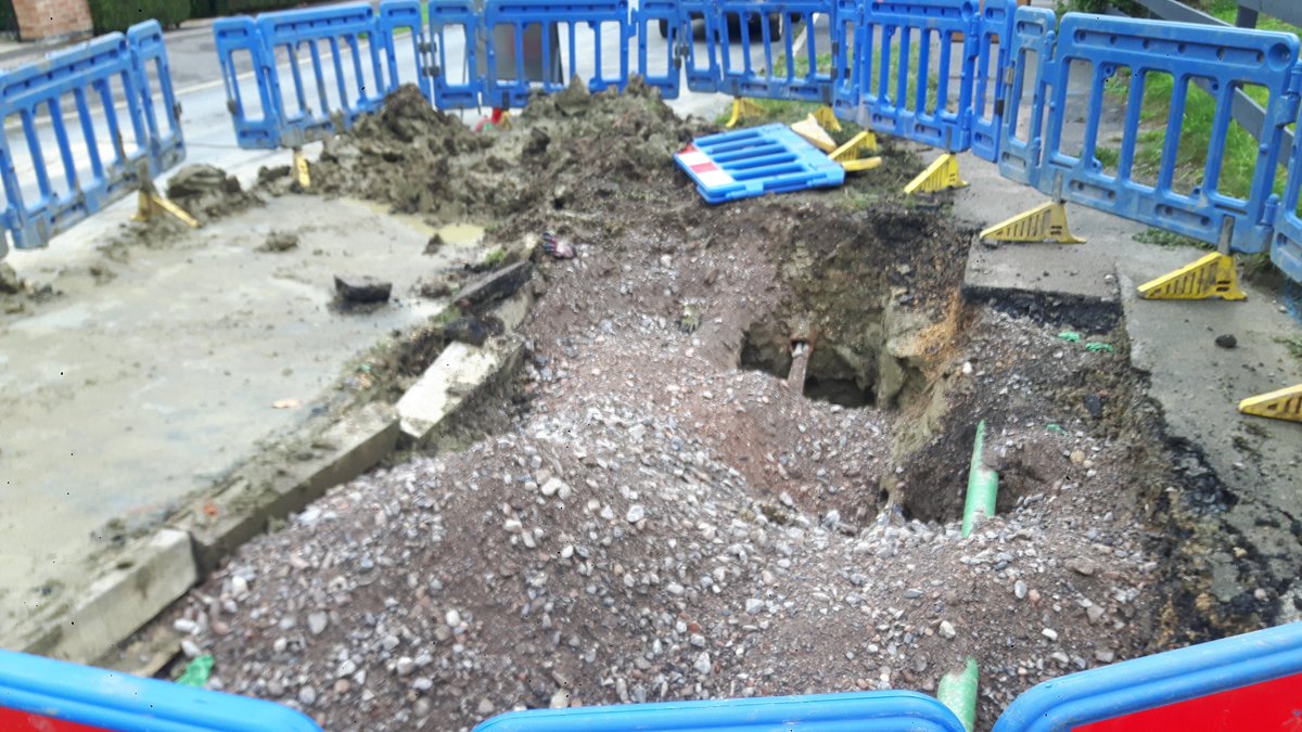 DeanCourtCC's tweet photo. High drama on Pinnocks Way last night as water mains burst not once but twice in 24hrs. Sadly all the pics of the torrent gushing down the road at midnight are too dark to use so this one of the aftermath will have to do. Thanks to @thameswater for getting the water back on. https://t.co/BCM1LxTEut