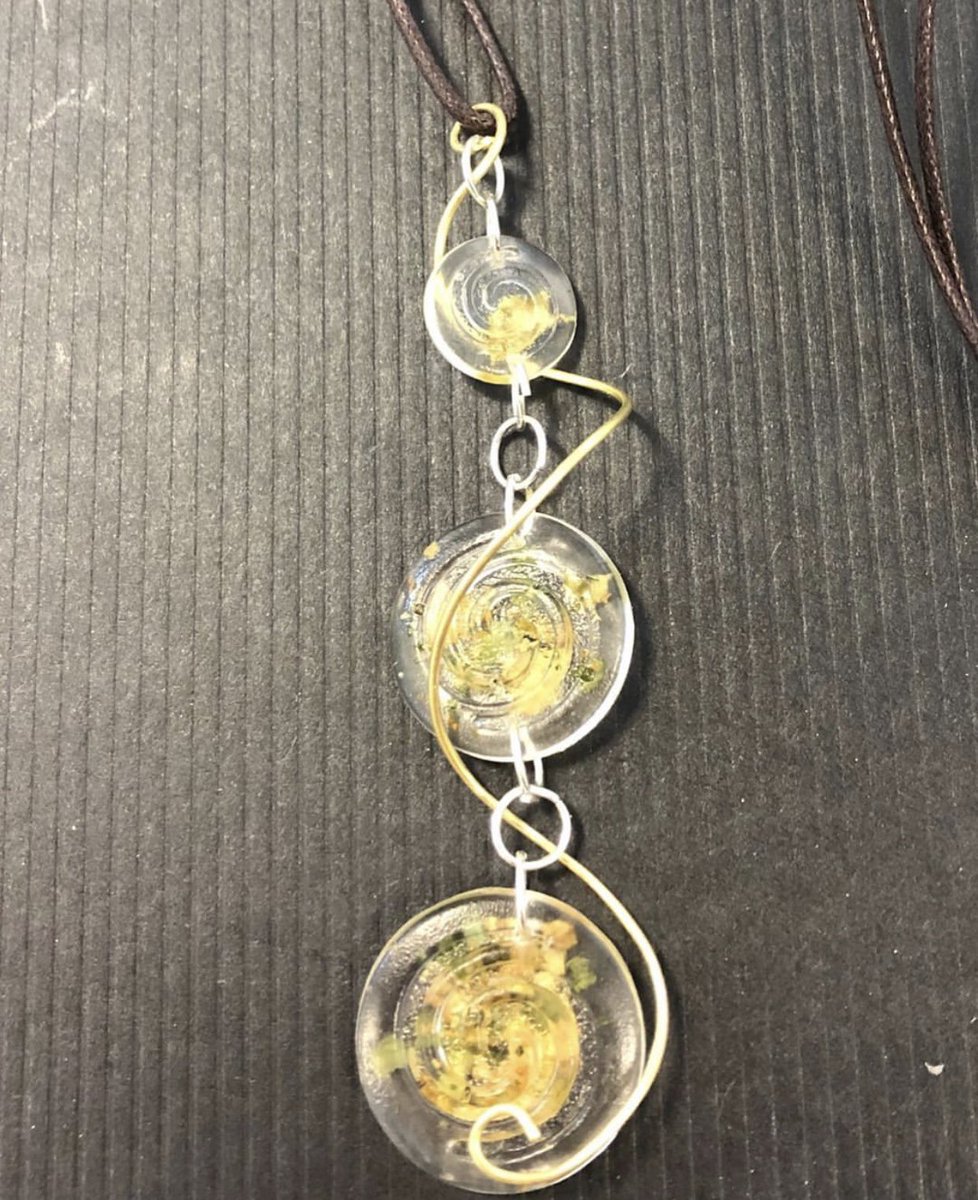 BAJ_UK's tweet photo. 🌬 BAJ STUDENTS: It’s all about air, we love this resin pendant with leaves made by our Birmingham student Michelle Bourke.
🍂 Michelle has a passion for Italian jewellery and fashion which inspires her to be more creative in her jewellery designs.
#BAJstudents #BAJbirmingham https://t.co/jjYeWEHkQL