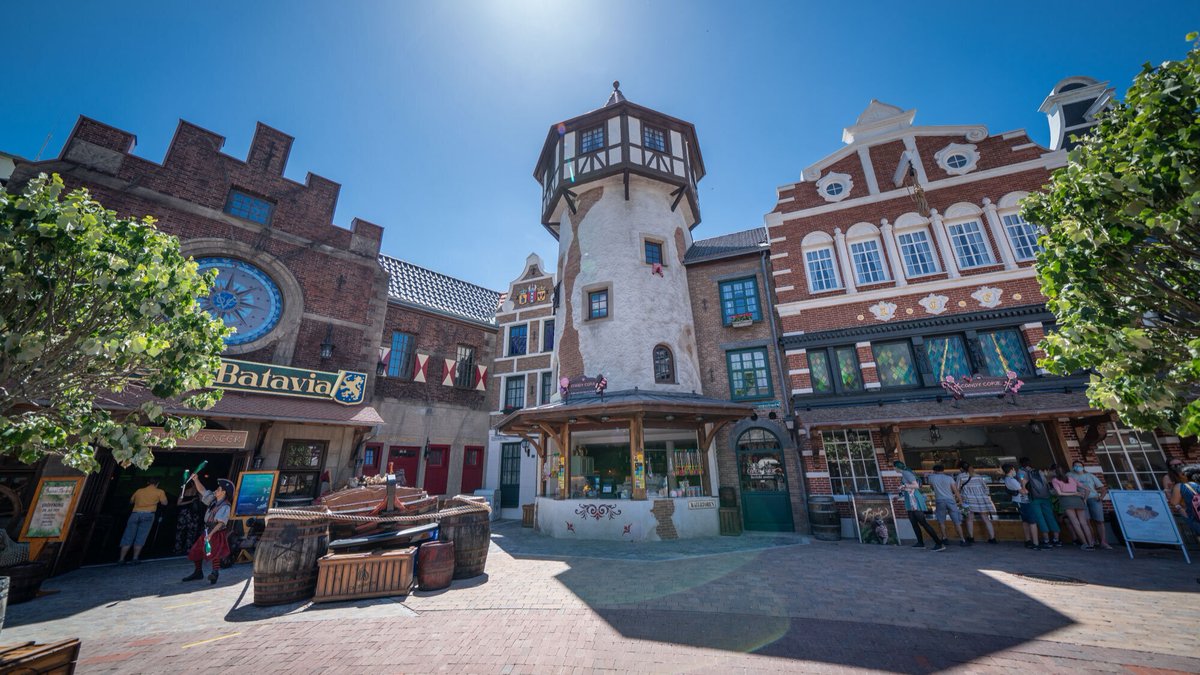 Info pratique : demain, c'est l'inauguration de l'attraction Pirates de Batavia ! L'attraction ouvrira au grand public en courant d'après-midi. Merci de ne pas attendre l'ouverture de l'attraction à proximité du quartier hollandais, profitez-en pour faire d'autres attractions !