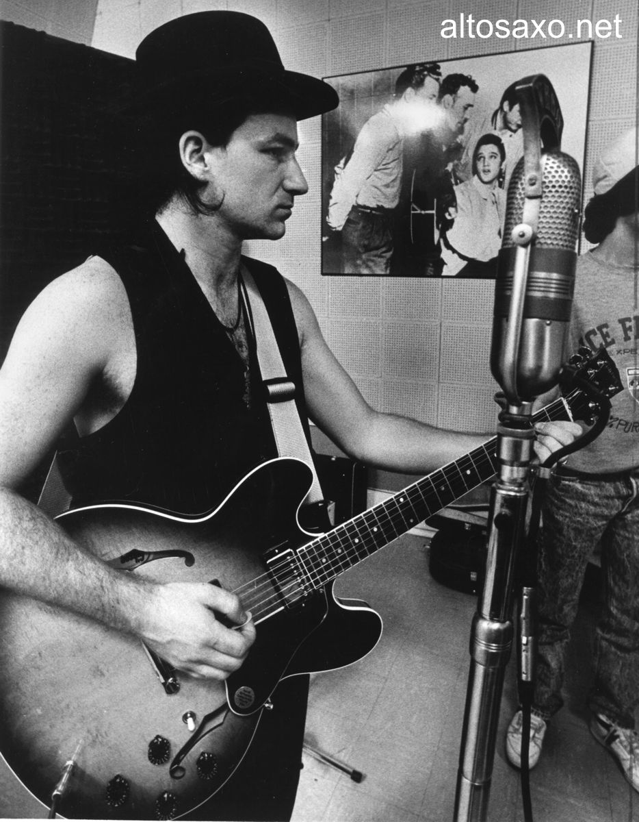 AltosaxoMusic's tweet photo. Bono, lead singer of U2, performs during a recording session at Sun Studios in Memphis, Tennessee on Nov. 2, 1987. The band recorded three songs for 'Rattle and Hum' album in the studio.
https://t.co/aGCE3Z16RB
#Bono #U2 #U2band #RattleandHum #U2RattleandHum https://t.co/xdhXFHJJe7