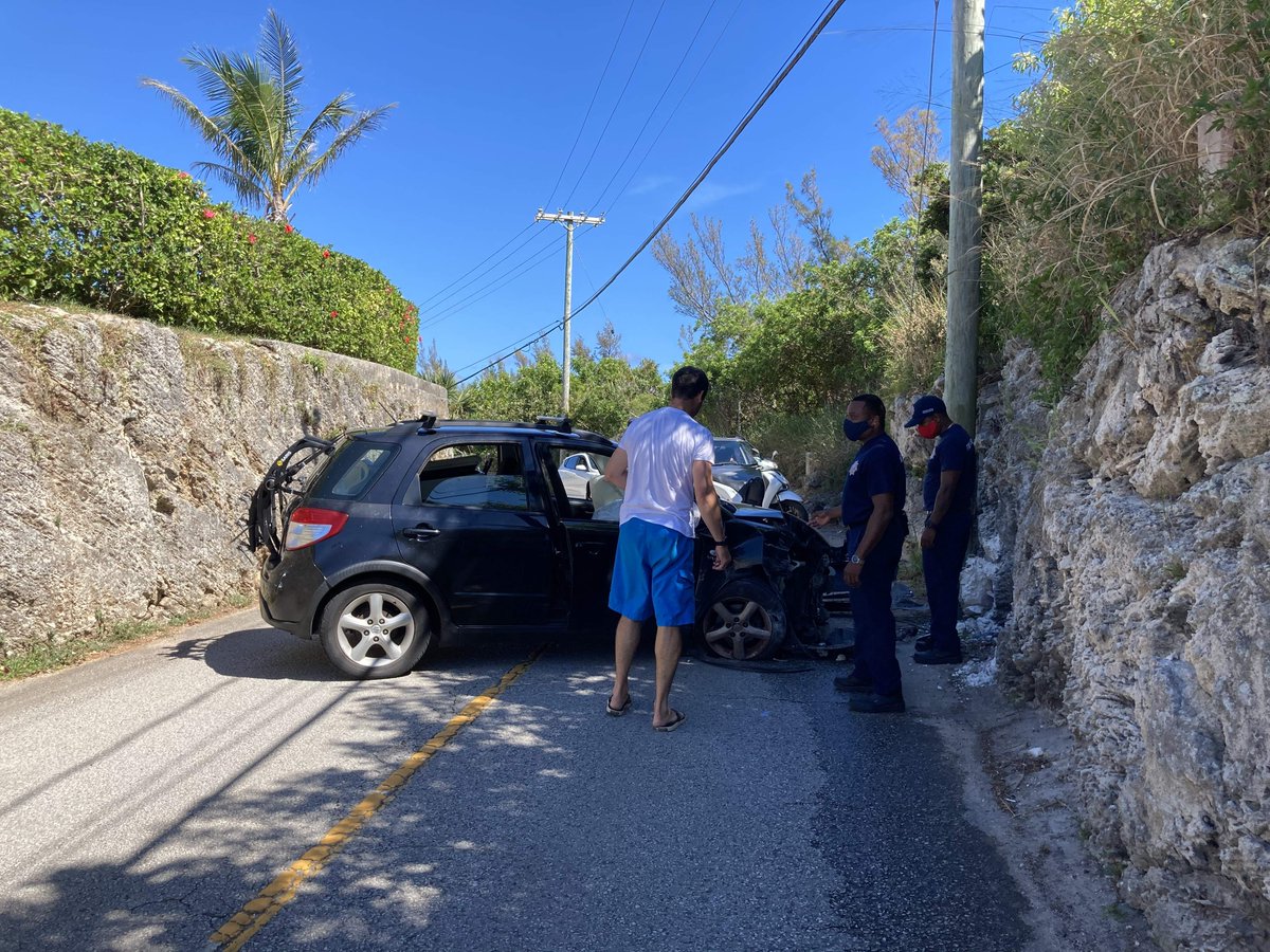TheRoyalGazette's tweet photo. Car crashes into rock face in St David's https://t.co/5DoLOOnBiJ #DriveForChange #BermudaTraffic #Bermuda https://t.co/gh1DB23zUx