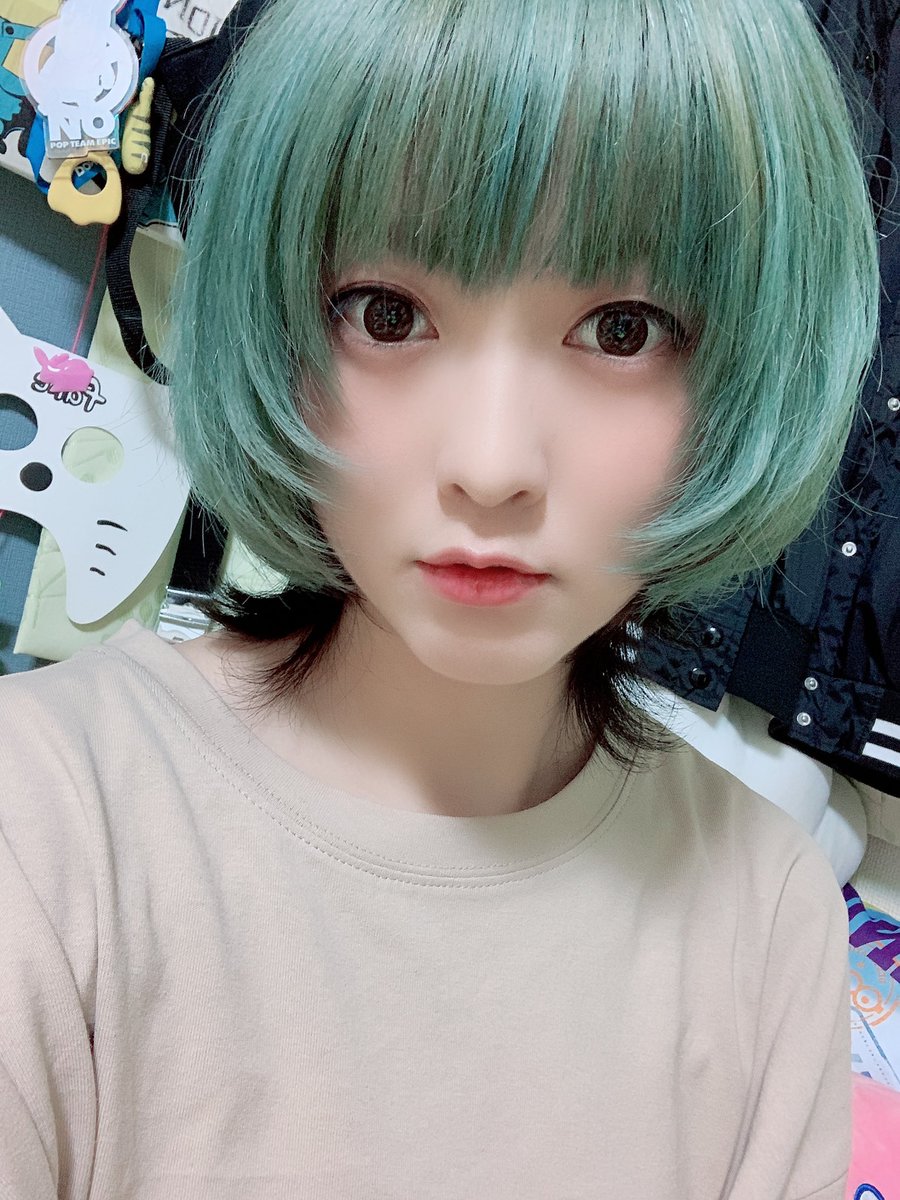 あーこ は およそ3 この間 髪の毛巻き巻きしたら クラゲになりました クラゲ好きなのでうれしいです なお この後 湿気のせいで すぐ人間に戻りました 悲しい ショート女子 ウルフカット 派手髪 クラゲ