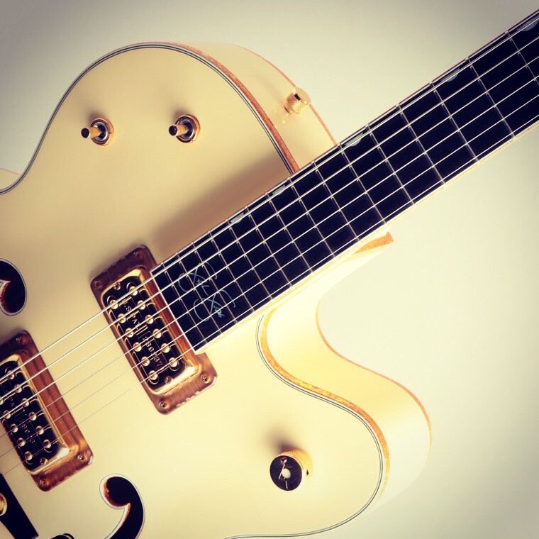 mikiame's tweet photo. 希少なStephen Stillsシグネイチャーが入荷しました。
GRETSCH
6136-58 Stephen Stills White Falcon
https://t.co/js6u0F0L8X
#gretschguitars #soundofhonor #outlawauthentic #powerandfidelity #guitar #guitarra #guitarrero #guitarist #mikigakki #三木楽器 #新着ギター https://t.co/amcr2CiTug