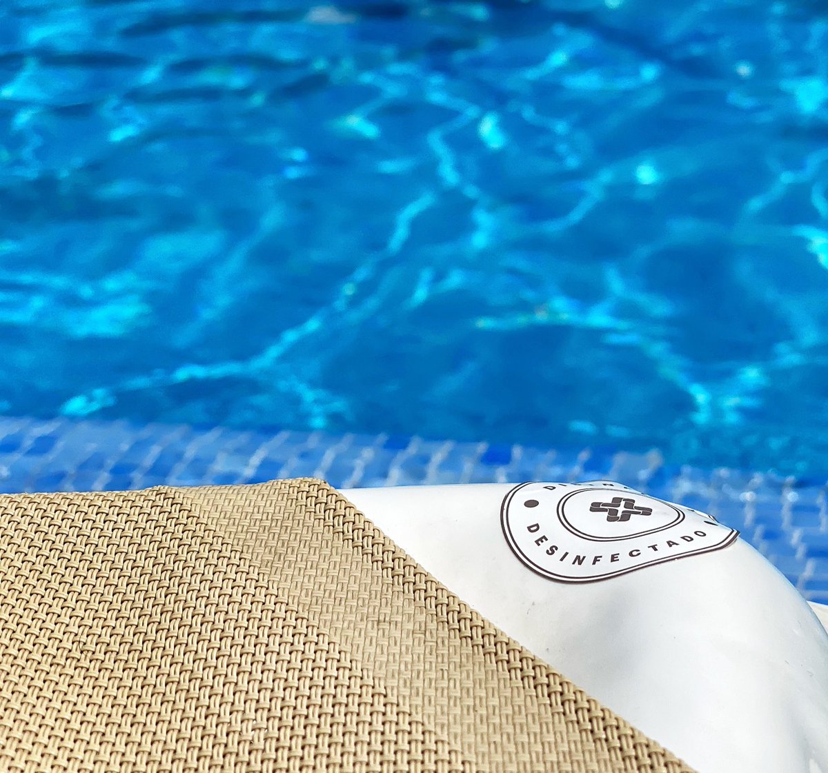 _SolPelicanos's tweet photo. After every use of sunbed, our pool team cleans and sanitizer them for the next guest use✅ #staysafewithmelia 
Después de cada uso, las hamacas son limpiadas y desinfectadas para el siguiente huésped✅ #vacacionesseguras 
#solpelicanosocas https://t.co/PNn0JimqUG