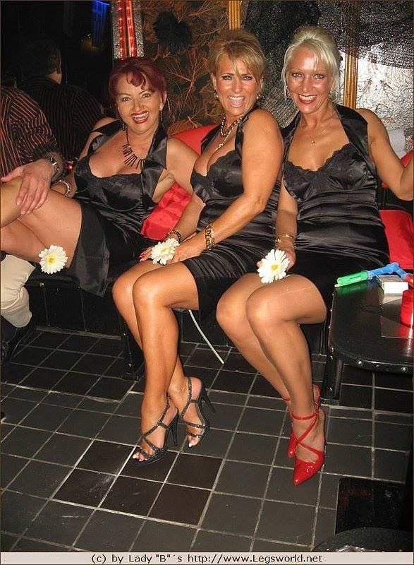 Baisemoi4mailc1's tweet photo. #sexy #milf #maturewomen #maturelegs #legs https://t.co/ahSIPReyF7