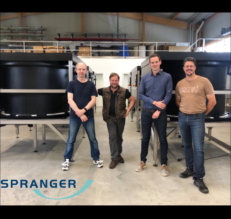 SprangerRAS's tweet photo. Die Firma Kaiserzander GmbH und Co. KG investiert in Niederlangen in den Neubau eines #Bruthauses zur Setzling-Produktion von #Zander. Wir durften das #Herz der Anlage fertigen und 16 selbstreinigende #Larventanks mit je 1500 Liter Fassungsvermögen herstellen. #Kunststoff 🐟💙 https://t.co/fHQo31NJgb