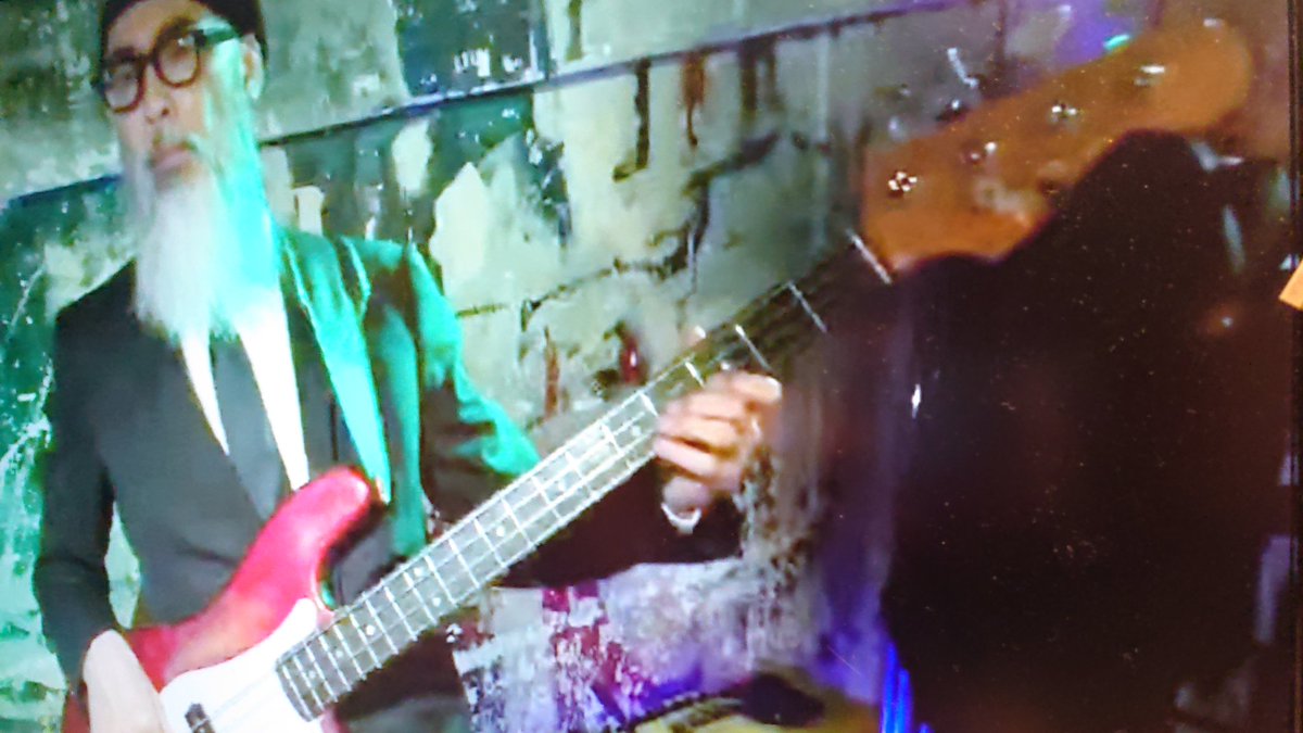 ブルースザブッチャーのライブ配信。
最高のブルースバンドだ。
歌は英語。
トークは関西弁。
疲れた脳みそに最高の栄養。