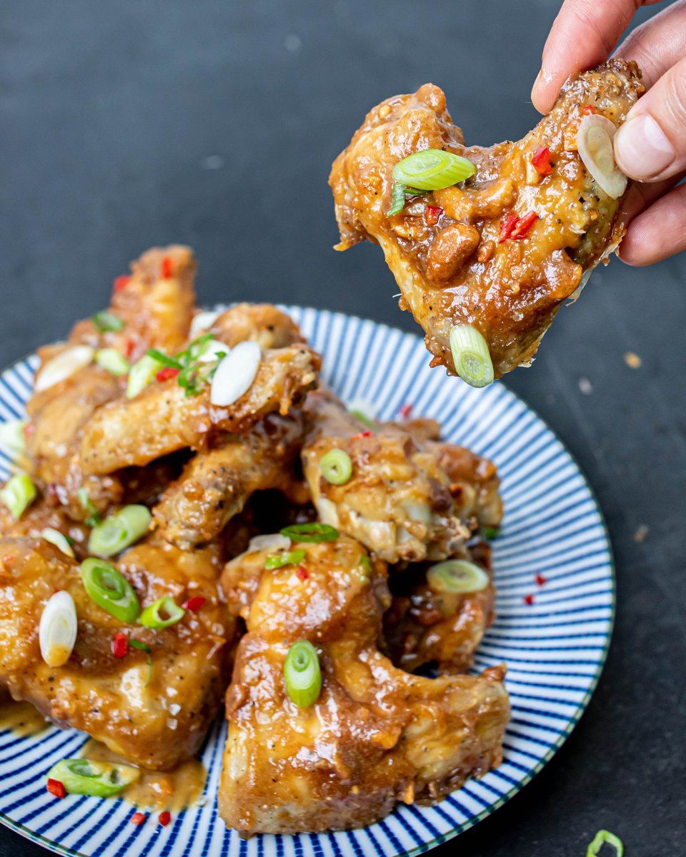 mobkitchen's tweet photo. Spicy Sticky Peanut and Sichuan Chicken Wings.
The crispiest, stickiest wings you’ll ever munch. Made with the best peanut butter to have ever lived @ManiLife_.
Full recipe: https://t.co/KwoMSAhHnQ
Full vidlaaar coming tomorrow.
#MobKitchen #ManiLife #StudentFood #AD https://t.co/Q9N6cCroO0