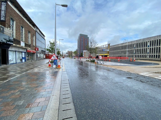 AlunGriffiths_'s tweet image. PROJECT NEWS: 
Surfacing works and pavement widening at Kingsway Swansea is complete! Two-way traffic now in operation and new, wider footways provide plenty of room for social distancing. 
#KingswayTwoWay #PlotYourRoute 
@SwanseaCouncil @4theregion @swanseaBID   @BigHeartSwansea
