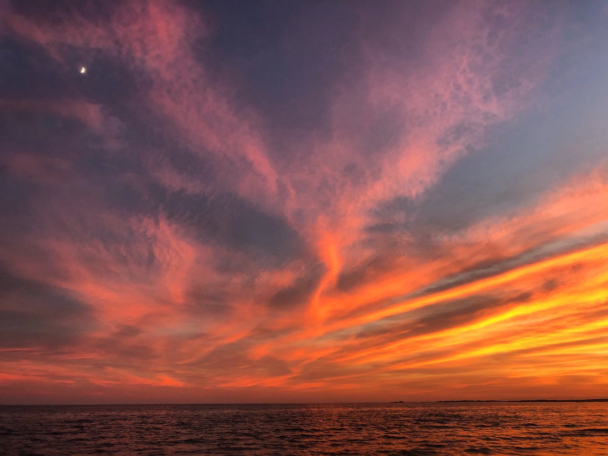 DeniConejo's tweet photo. #sunsets are my favorite time to be at the #beach https://t.co/LvTX4C1CDu