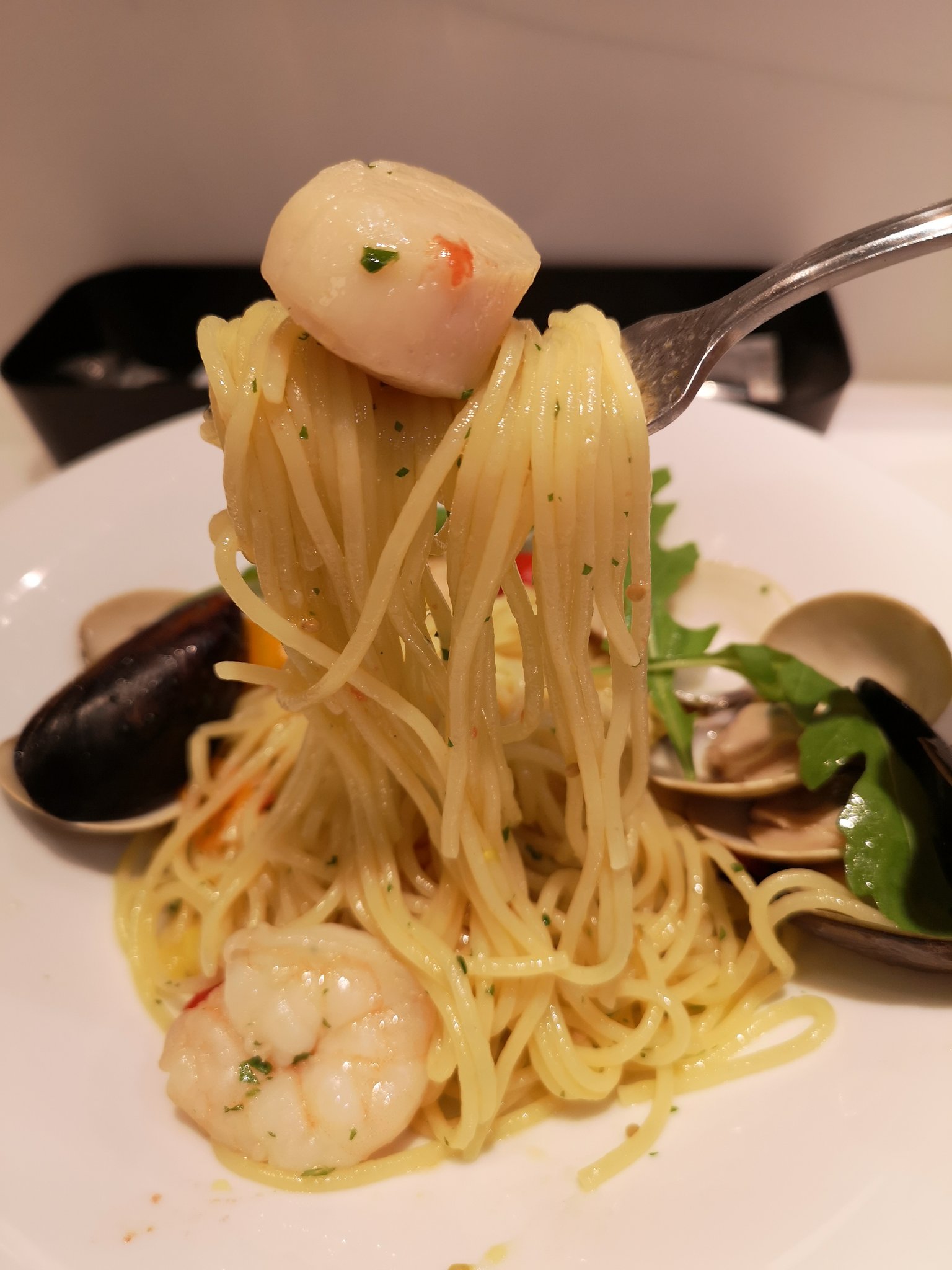 ガッキー 六本木ヒルズuota フレッシュマッシュルームのサラダに おまかせパスタ とパンセット おまかせ パスタはアンチョビベースに魚介類がたっぷり 三密気にせず食べられるし 駅直結なんで助かります ウオタ Uota 六本木ヒルズ 六本木