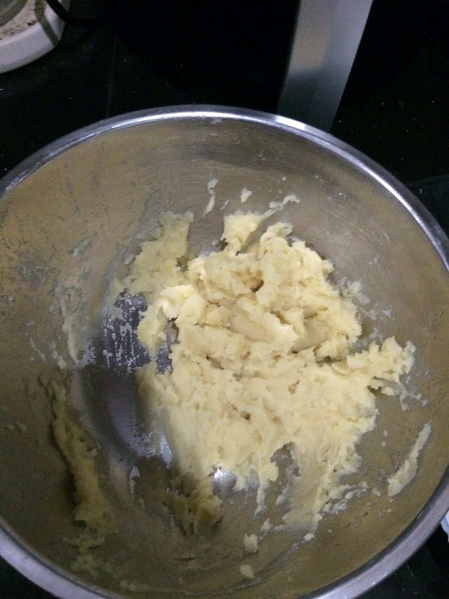 หมดละเหลือแค่นี้ไวจังลูกๆหลานๆมานอนที่บ้านด้วยวันหยุดไม่ได้ใส่พริกไทยป่นเดี๋ยวเด็กๆกินไม่ได้สูตรนี้แม่ทำให้กินแต่เด็กๆสมัยนั้นที่ทำงานพ่อและบ้านพักเรามีแต่ฝรั่งไม่มีมังคุดละมุดลำใยมะเฟืองมะไฟ(พอดีกว่ากู🤣🤣เดี๋ยวยาว)🤤🤤🤤🤤