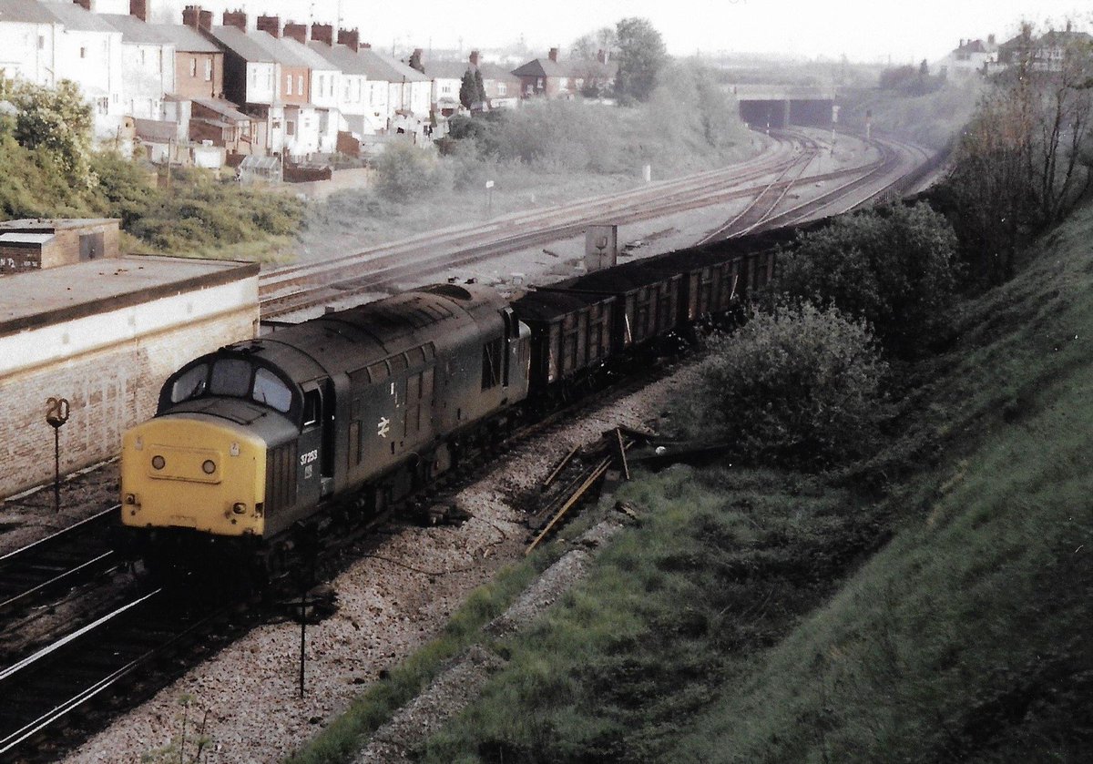 Newport Gaer Junction 17/5/85. British Rail Class 37 diesel loco 37253 with a train of MDV 21 Ton Mineral Wagons loaded with coal from the Eastern Valley. Plenty of exhaust haze & working hard! #BritishRail #Newport #Class37 #diesel #coal #SouthWales #trainspotting #wagons 🤓
