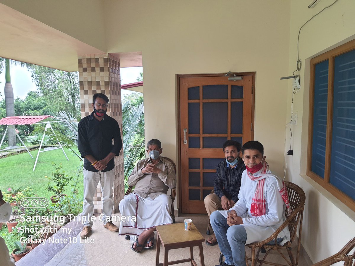 LALITTEWARI13's tweet photo. Blessings of elders work where everything else fails. 
आज प्रदेश के पूर्व मुख्यमंत्री @harishrawatcmuk जी के आवास पर मुलाकात कर आशीर्वाद प्राप्त किया | इस मौके पर राजीव गांधी पंचायती राज संगठन के प्रदेश अध्यक्ष@MohitUniyal व आयुष छात्र @prakhar81927116  मौजूद रहे || @RahulGandhi https://t.co/pmA8ChdLdj