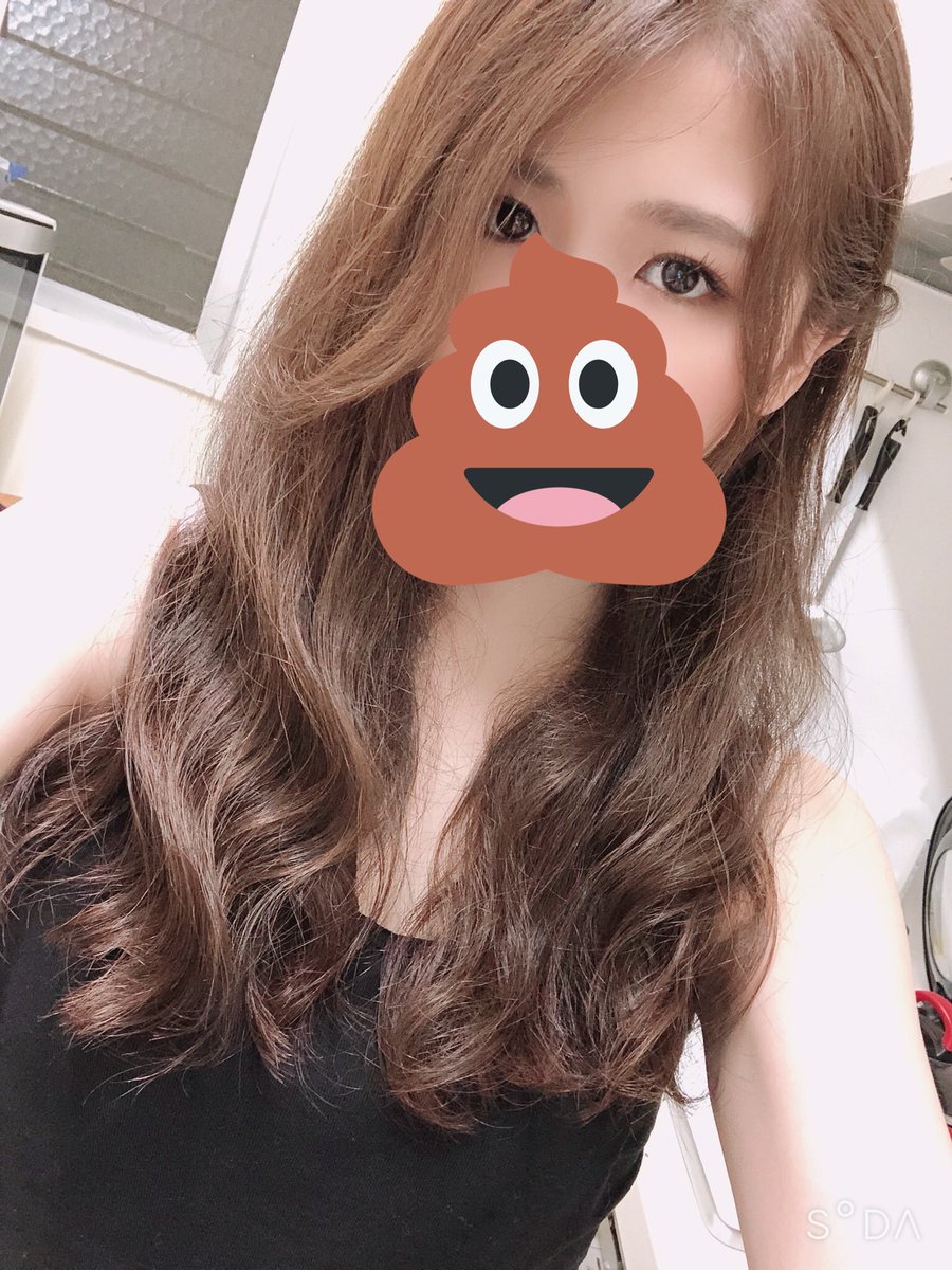 おくら とりあえず腰まであった髪をわりとバッサリ切ってパーマかけた 前髪はぱっくりいくってことで切るの断念して顎ラインにしたよ 美容室行ったのに雨のせいで髪がもっさりしとる