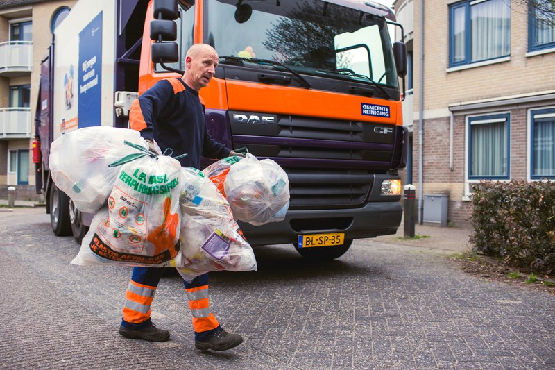 Verpact's tweet photo. Wat gebeurt er met plastic verpakkingsafval dat je thuis zorgvuldig scheidt? Hier een kijkje achter de schermen bij de verwerking en recycling. Hoe ze van verpakkingsafval een nieuwe grondstof maken. Plastic krijgt zo een volgende bestemming:
https://t.co/vOuOrbz9HB https://t.co/5MQMcffpGQ
