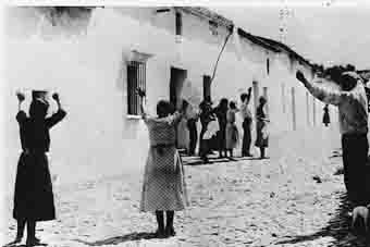 7.El castigo femenino podía ser físico, a través de la ejecución, tortura y violación primero durante la guerra y luego en las cárceles de Franco