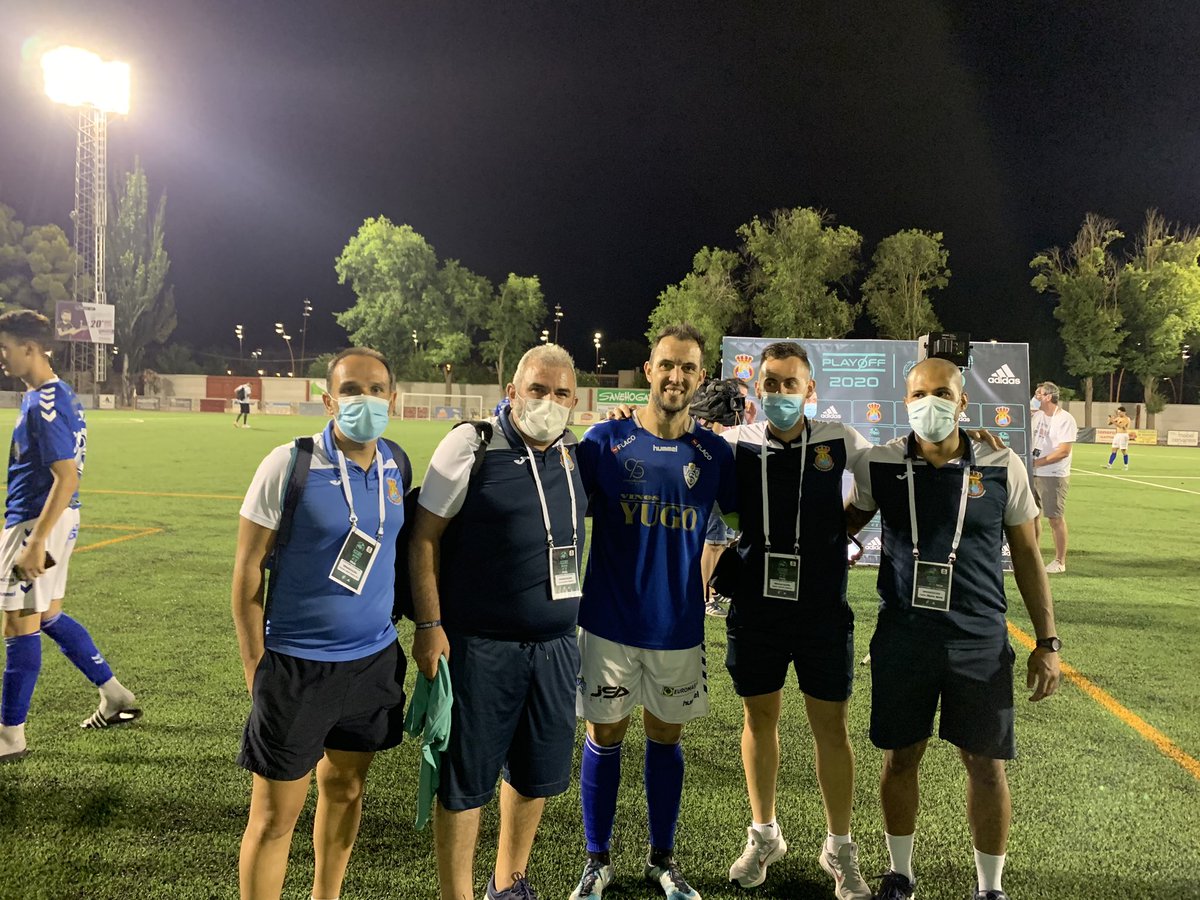 felipeborrerob1's tweet photo. Momentos únicos!! @YugoUDS #yoestuvealli #PlayOffExpress #smileattitude @jac_kaiser @cuquerella8 @clydeessomba @AntonioMegias9 https://t.co/EEcSaYhgKd