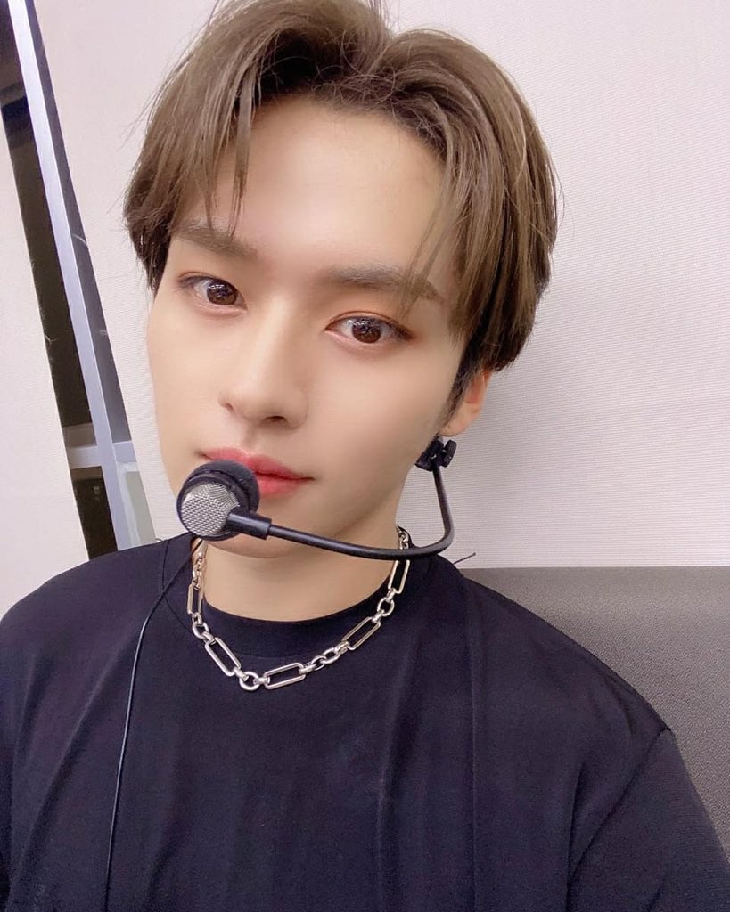 SKZLMlNHO's tweet photo. ㅤ
Thank you for watching our performance, did I look cool yesterday? 🤔
ㅤ https://t.co/ke1cRKLX1m