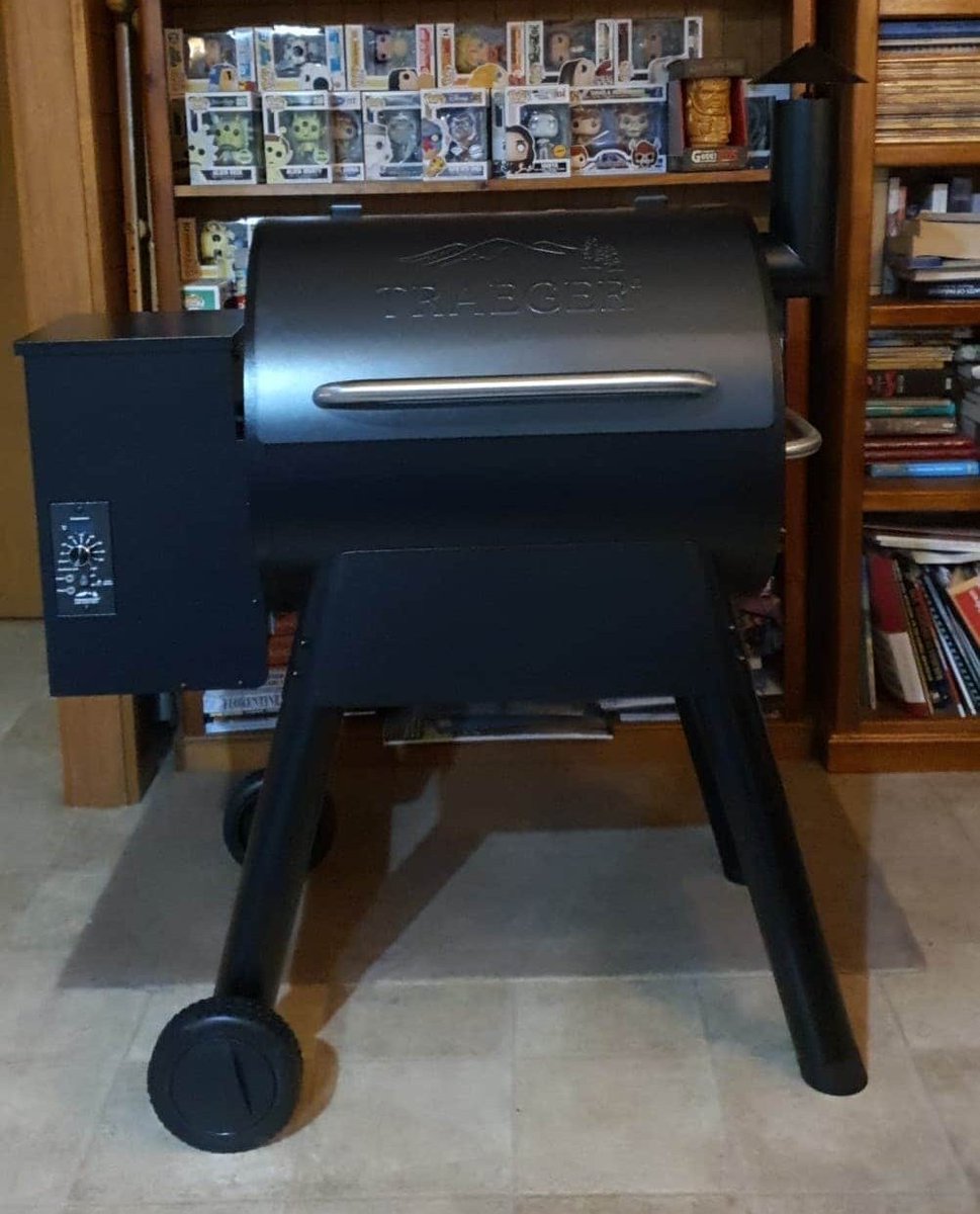 Buds420Best's tweet photo. So we got ourselves a Traeger pro series 22 pellet smoker 😁😁 first brisket for tomorrow rubbed and ready! #smokedmeats #traeger #proseries #food #brisket #pelletsmoker https://t.co/GMKAYZ1VcC