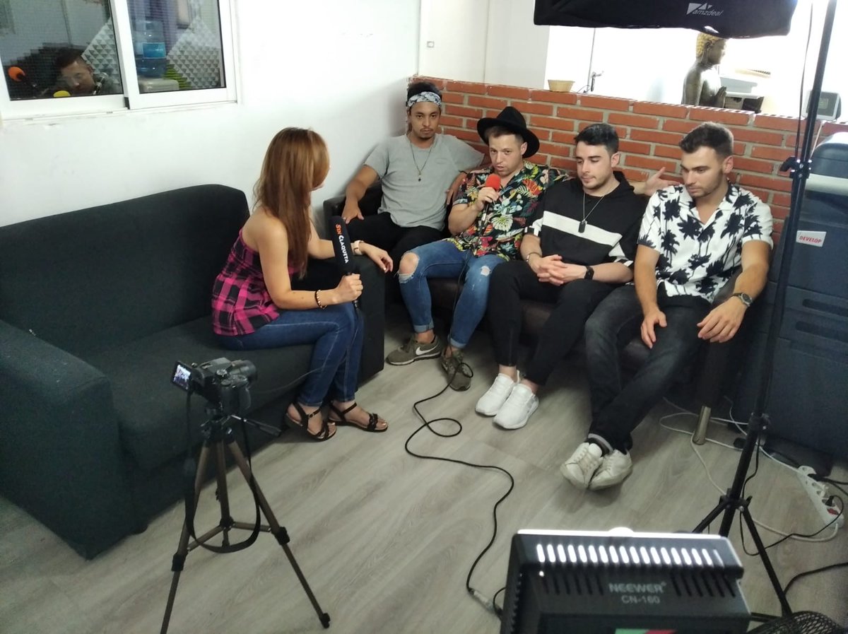 foryoubanda's tweet photo. Gran finde de promo en #Sevilla y #Madrid, presentando nuestro nuevo single #María. Muchas gracias a todos los medios y periodistas por la acogida y el cariño siempre. 

Si aún no habéis visto nuestro último videoclip: 🍭💃https://t.co/wUbHButlWN https://t.co/g7CDh7snAM