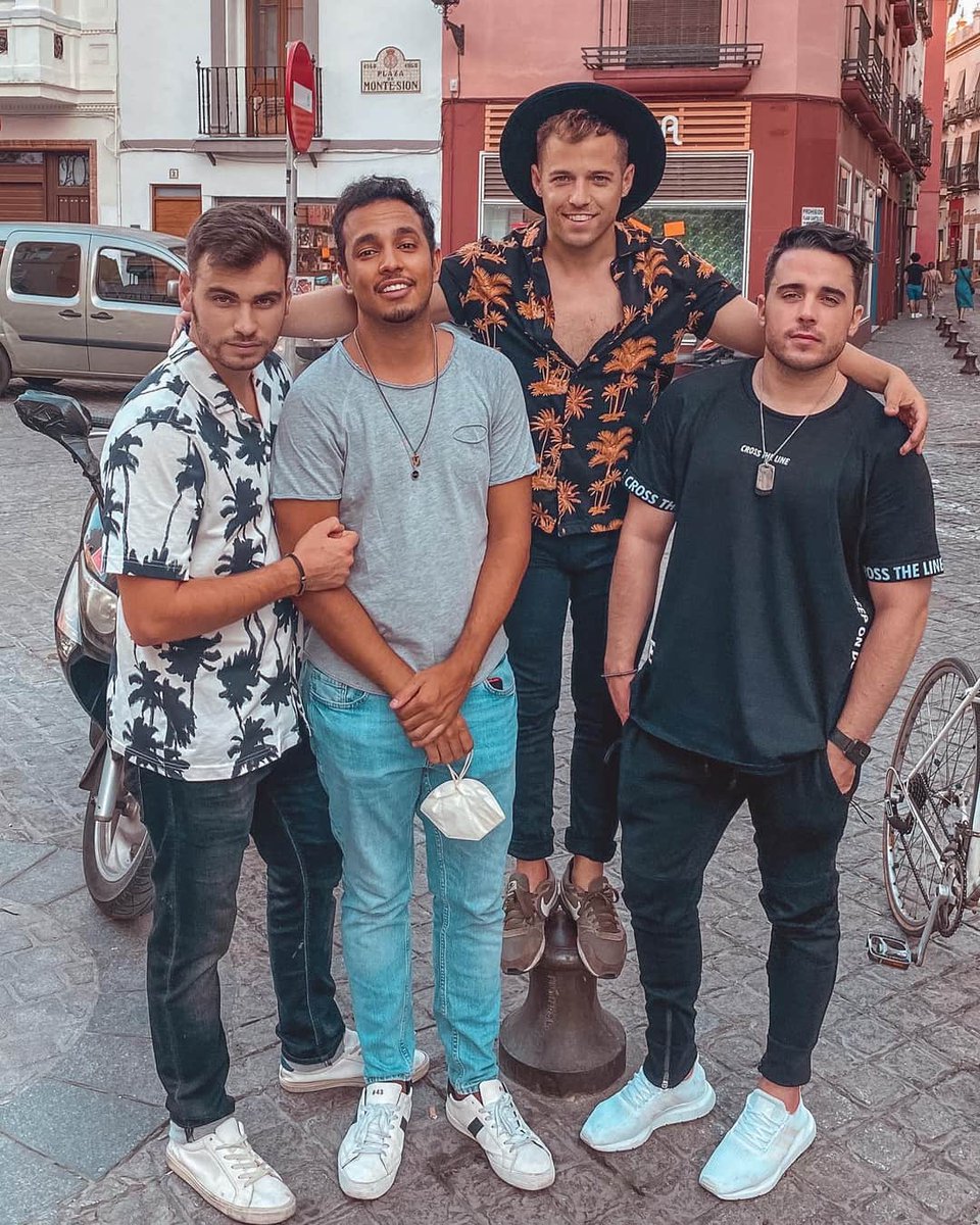 foryoubanda's tweet photo. Gran finde de promo en #Sevilla y #Madrid, presentando nuestro nuevo single #María. Muchas gracias a todos los medios y periodistas por la acogida y el cariño siempre. 

Si aún no habéis visto nuestro último videoclip: 🍭💃https://t.co/wUbHButlWN https://t.co/g7CDh7snAM