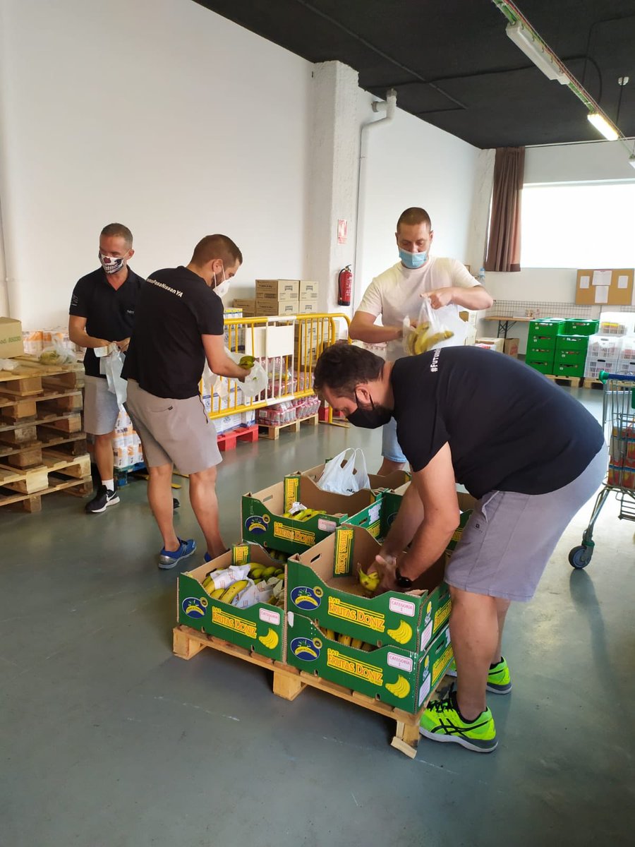“En tiempos difíciles la solidaridad puede salvarnos “ es por eso que hoy, un lunes más, desde que estamos de #HuelgaIndefinida (85 días), hemos vuelto a arrimar el hombro en el Banco de Alimentos de Montcada #FuturoParaNissanYA