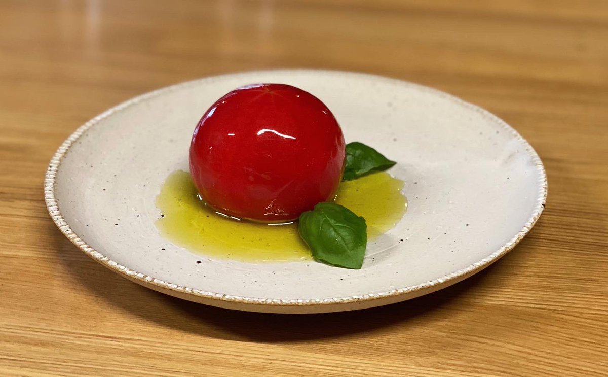 따로 먹으면 될 걸 굳이 토마토에 치즈를 채울 이유가 있나 싶겠지만 그 과정에서 재료들의 맛이 잘 어우려져 입속에서 부드럽게 퍼지는 맛이 일품입니다. 게다가 엄청 이뻐요. 😊 그럼 차근차근 해볼까요?

준비물은 완숙토마토, 발사미코, 리코타치즈, 소금, 올리브유, 바질입니다.