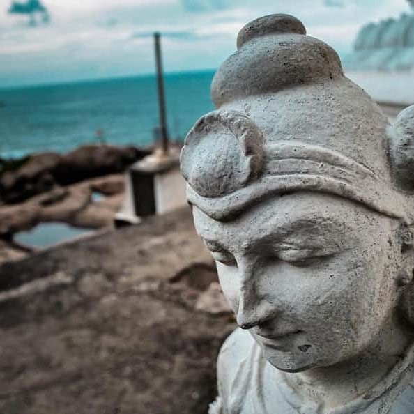 tropical_ceylon's tweet photo. #kirindatemple is an ideal place to away from the hustle bustle of the city. Close to the Kirinda temple is a bass of reefs. Gradually scuba divers are diving in this area.
#kirinda #kirindabeach  #tissamaharama #rocktemple #beachtemple #lovebuddhism #lordbuddha #beachdestination https://t.co/YP7jbaUGVd