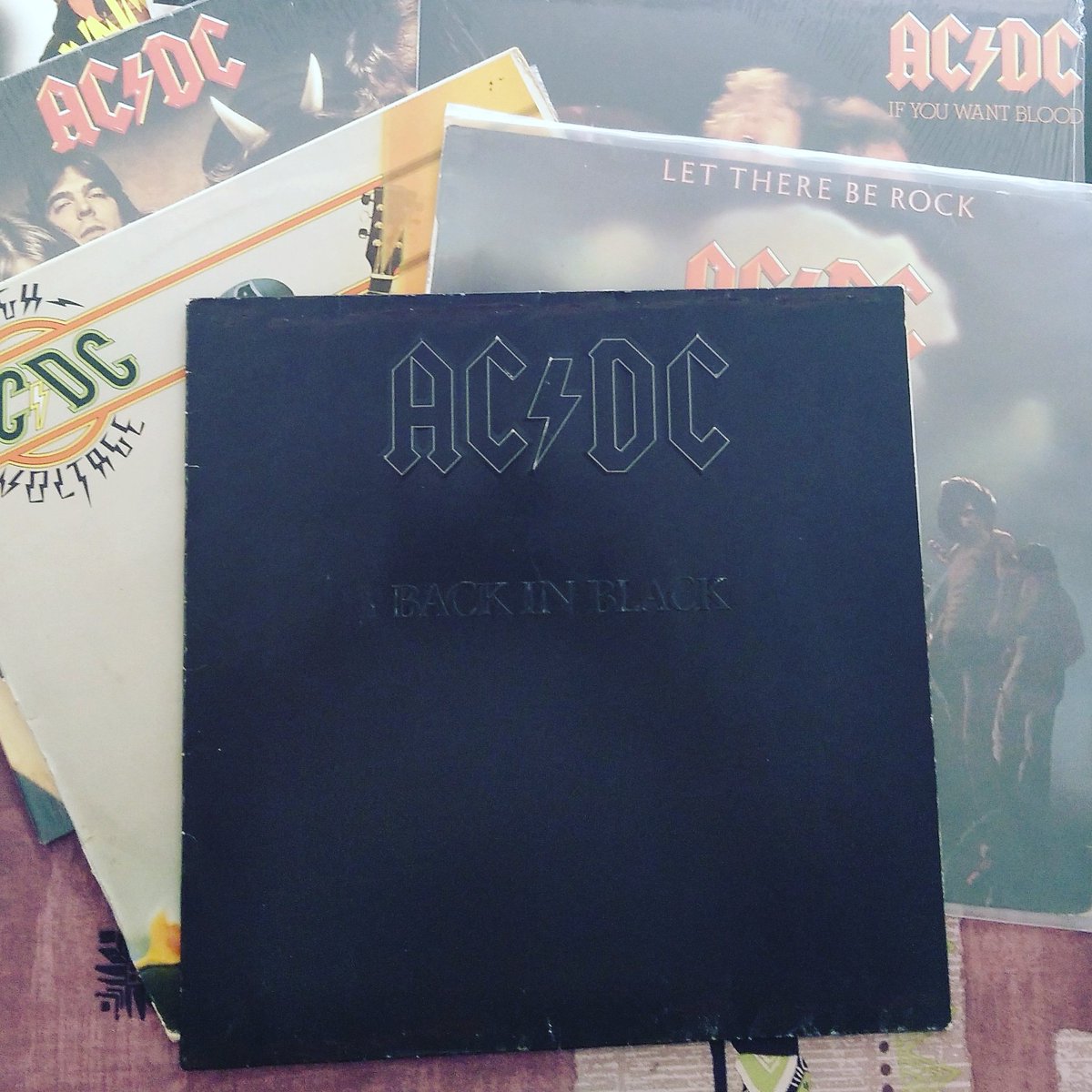 sergecoral's tweet photo. No ho puc evitar. @acdc és un del meus grups de tota la vida. És compleixen 40 anys del àlbum #BackInBlack40 El primer com a cantant de #Brianjhonson després de la mort de #Bonscot Tota una aposta de la banda en aquell moment. https://t.co/Ov15wxTUrB