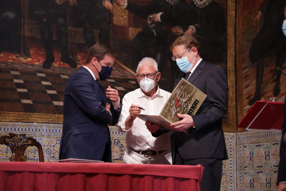 "Xàtiva i València m'han fet com a persona", ha dit Raimon hui al Palau. Ell també ha contribuït a fer-nos persones a milers de valencians.

Molt agraïts per la seua decisió de donar el seu patrimoni per fer una fundació i un Centre Raimon d'Activitats Culturals a Xàtiva.