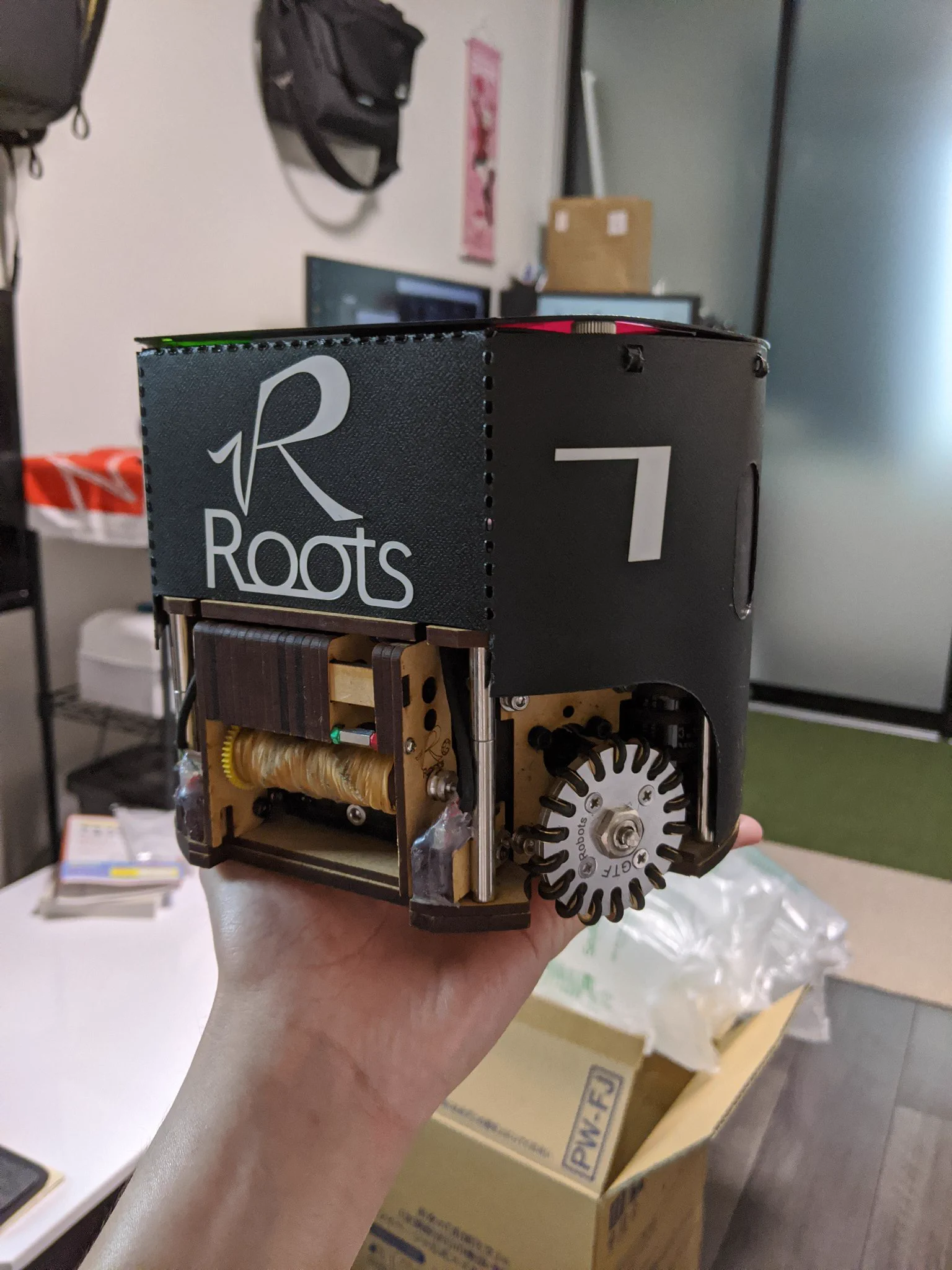 @chmod_x_akasit 自宅でロボットが発散して床えぐれても大丈夫ですかね！？？！！？、？！、！！、？？！？ 