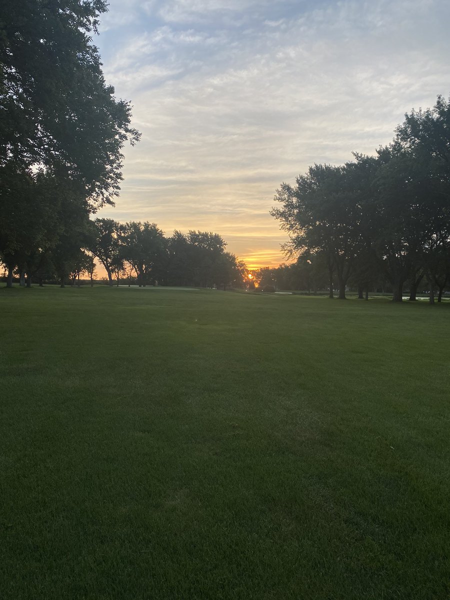 e_bice's tweet photo. A little bit of beauty to start the Monday #superintendentperks #elkscc #monday https://t.co/eKTzPf4d1D