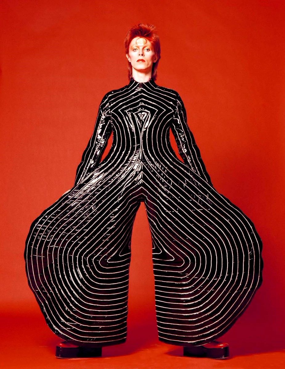 STRNGAT0MICA's tweet photo. David Bowie's iconic fashion outfits designed by Kansai Yamamoto a thread https://t.co/NUSYaeaJ8s