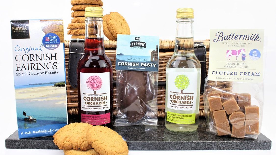 Cornish_Hampers's tweet photo. This mini hamper selection is an absolute must-have for anyone with a sweet tooth 🍫👉 https://t.co/kmK5YmhhFE

#Cornwall #CornishHamper #GiftHamper https://t.co/7KL9IlAniz