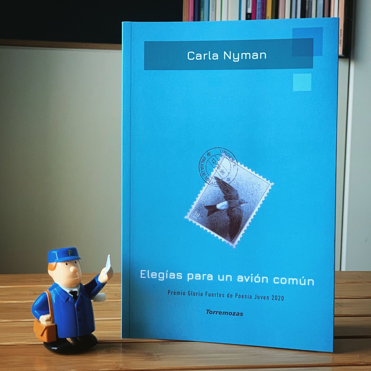 ripu77's tweet photo. Urgente, urgente, urgenteeeee ✉️
‘Elegías para un avión común’ ya está aquí 💙
Además @lorcarlaa @torremozas dedicado. ¡Qué emoción!
Paren otras lecturas, ha llegado Carla 📖
#elegíasparaunavióncomún #torremozas https://t.co/qwRUiQAaJn