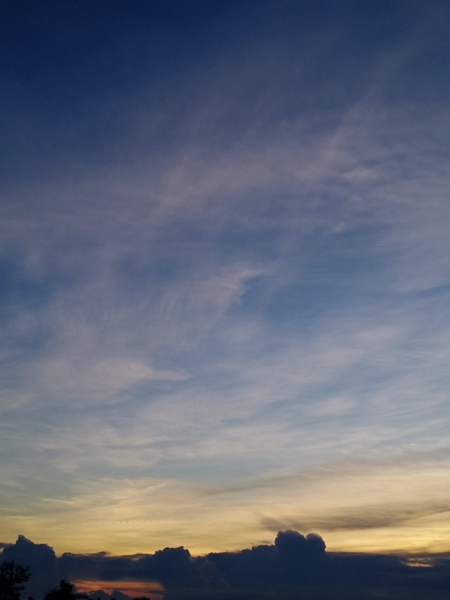 whatacuteb's tweet photo. ☁🌅 https://t.co/sEzroTyvrW