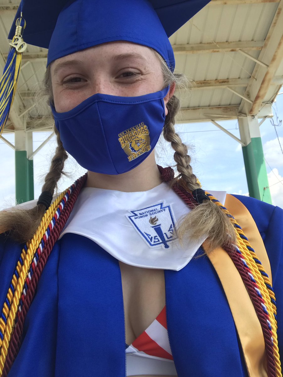 ProfMcNamara's tweet photo. You waited a very long time for this day! 🎓@abbymc2020 https://t.co/JL6jIPkMpM