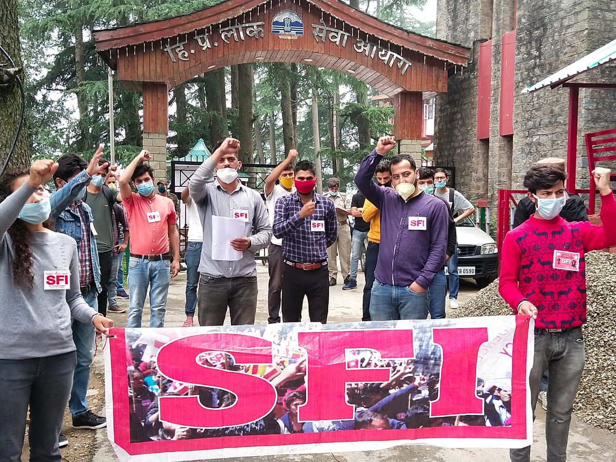 हिमाचल प्रदेश  एसएफआई राज्य कमेटी के द्वारा  प्रतियोगी परीक्षाओं को स्थगित कराने के लिए शिमला में  हिमाचल प्रदेश लोक सेवा आयोग(HPPSC) के कार्यालय  के बाहर धरना  प्रदर्शन किया गया ,व उसके बाद आयोग के सचिव को  मांगपत्र सौंपा गया l
#SFI