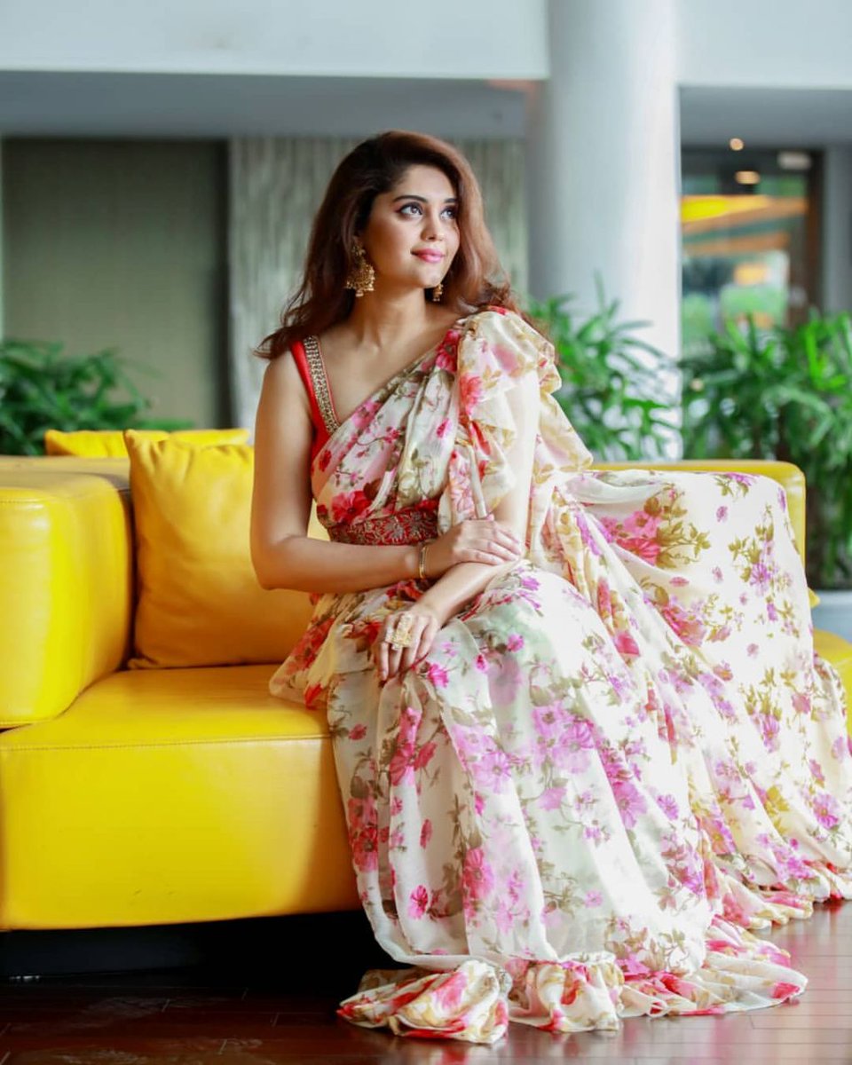 SMTollywood's tweet photo. Gorgeous #Surbhi ❤️
@Surbhiactress #TollywoodActress https://t.co/9K1ClVWvKj