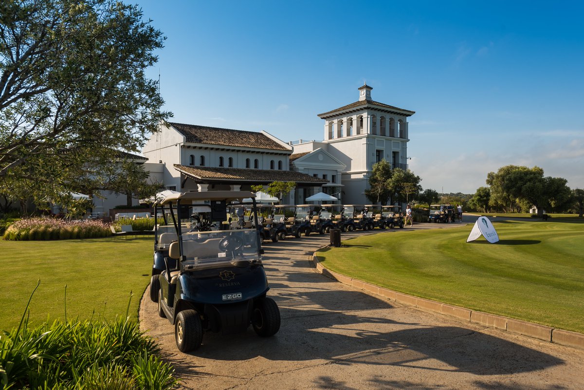 Nuestra línea de negocio más premium:  Emerald Golf Tour acerca al jugador amateur a vivir la experiencia de un jugador profesional. No te pierdas nuestro circuito Road to Emerald! 

El ganador del ranking disfrutará de un fin de semana de golf único.