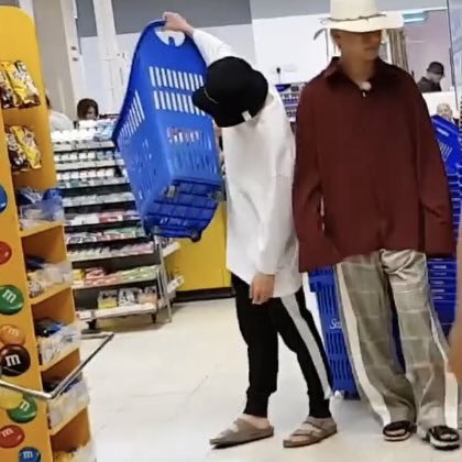 ดูน้องจองกุก ขี้สงสัย สงสัยตะกร้า ที่บ้านไม่มีแบบนี้ ตะกร้ามีล้อด้วย น้องรุสึกอะเมซิ่งยกขึ้นมาดู เก๋ๆ5555555555555