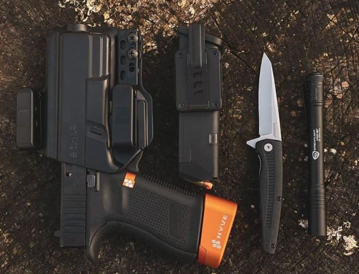 BravoHolsters's tweet photo. Today’s EDC setup.⠀⠀
Repost form @riderkonkle⠀⠀
•⠀⠀
•⠀⠀
•⠀⠀
•⠀⠀
•⠀⠀
_____________⠀⠀
#ShootForGreatness #WhatGetsYouOutdoors #LiveOutdoors #PAWilds #ExperienceNature #NeverStopExploring #AdventureMore #WhatGetsYouOutdoors #GoExplore #LiveOutdoors https://t.co/Hr57DJdw5s
