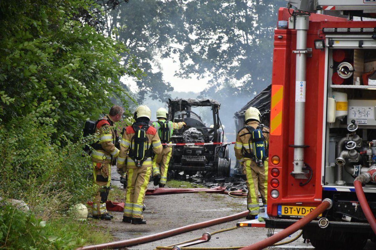 Brand tractor slaat over op stal in Vollenhove .