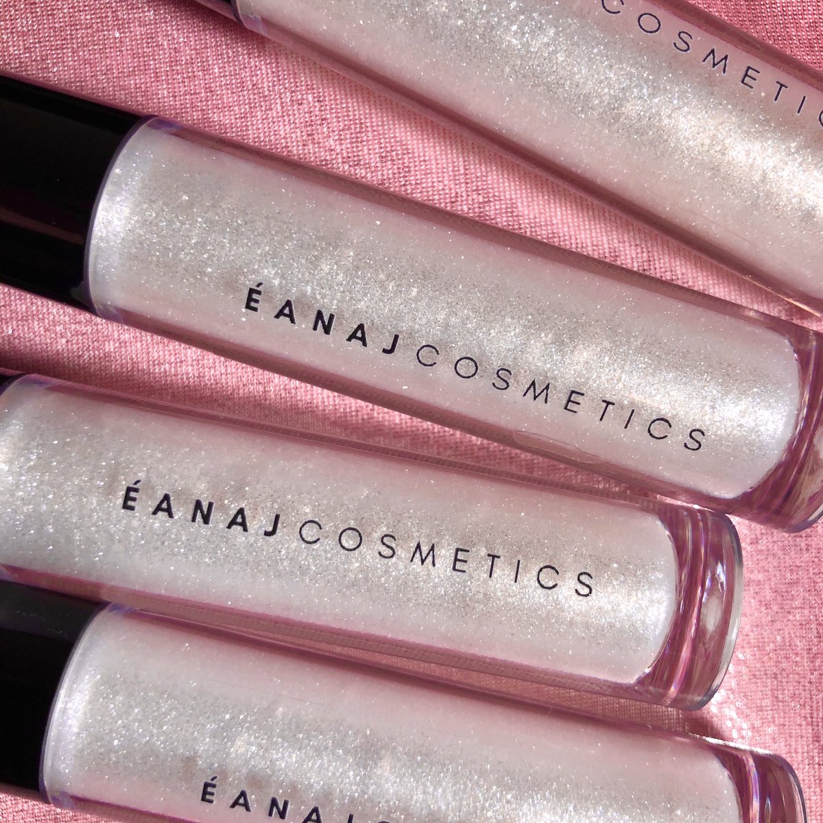 eanajessentials's tweet photo. Super Hydrating Without The Sticky Mess! 
Tag A Friend 🖤 #eanajcosmetics https://t.co/IPQdYmx3zJ
